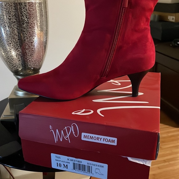 Red memory foam bootie never worn - Picture 2 of 2